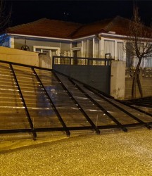 Alaca'da şiddetli rüzgar etkisini gösterdi