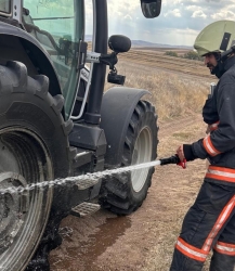 Alaca’da tarlada yakılan ot traktöre sıçradı