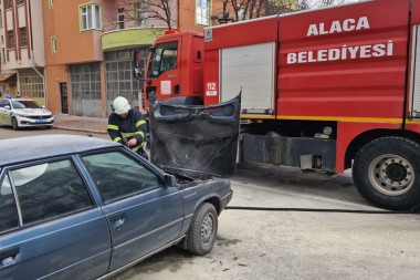 Alaca da seyir halindeki otomobil alev aldı