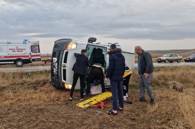 Alaca’da minibüs tarlaya devrildi: 3 kişi yaralandı