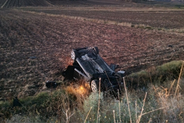 Alaca’da otomobil tarlaya devrildi: 2 yaralı