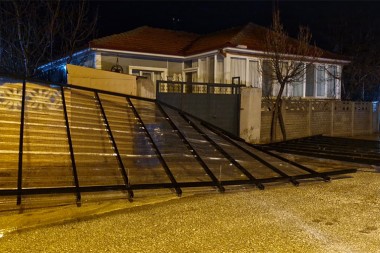 Alaca'da şiddetli rüzgar etkisini gösterdi