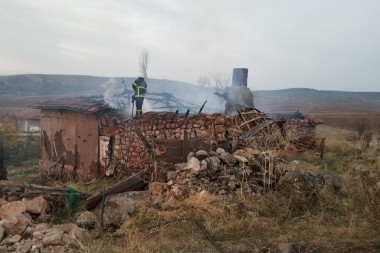 ALACA’DA TANDIRDAN SIÇRAYAN ALEV ÇATIYI YAKTI