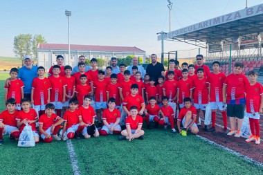 Yaz Futbol Okulu'nda formalar dağıtıldı