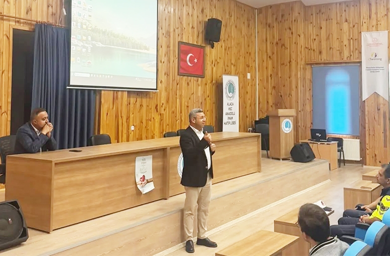 ALACA’DA OKUL SERVİSİ SÜRÜCÜLERİNE TRAFİK EĞİTİMİ