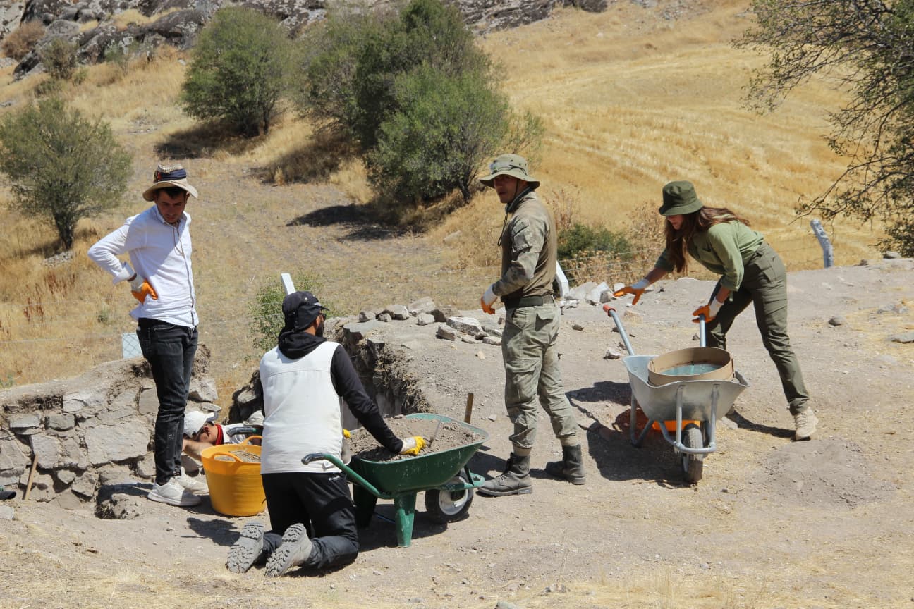 Kalehisar'da Selçuklu tarihinin izlerini öğrenciler gün yüzüne çıkartıyor   