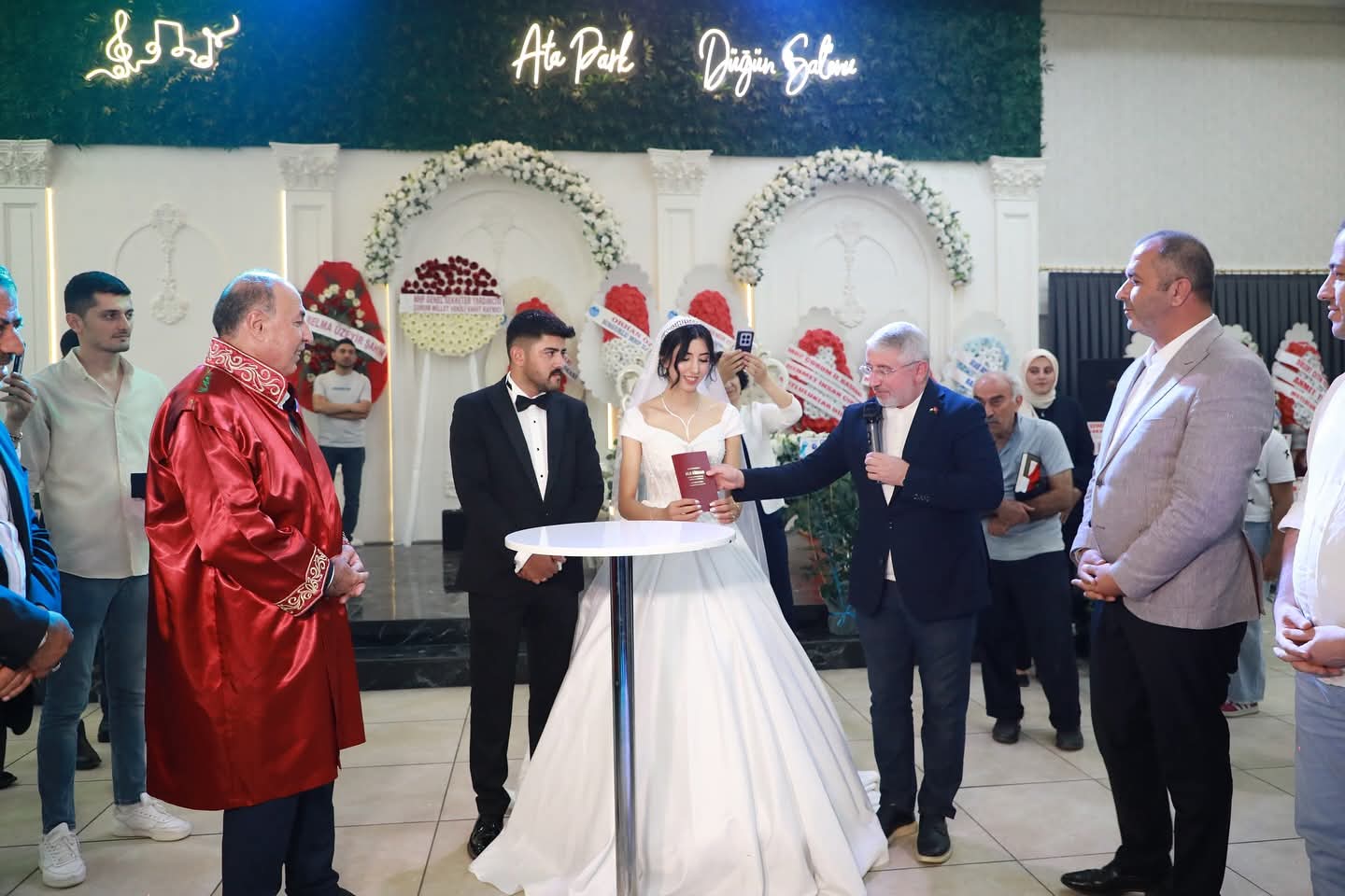 Alaca Belediye Başkanı Şerif Arslan, kızını evlendirdi