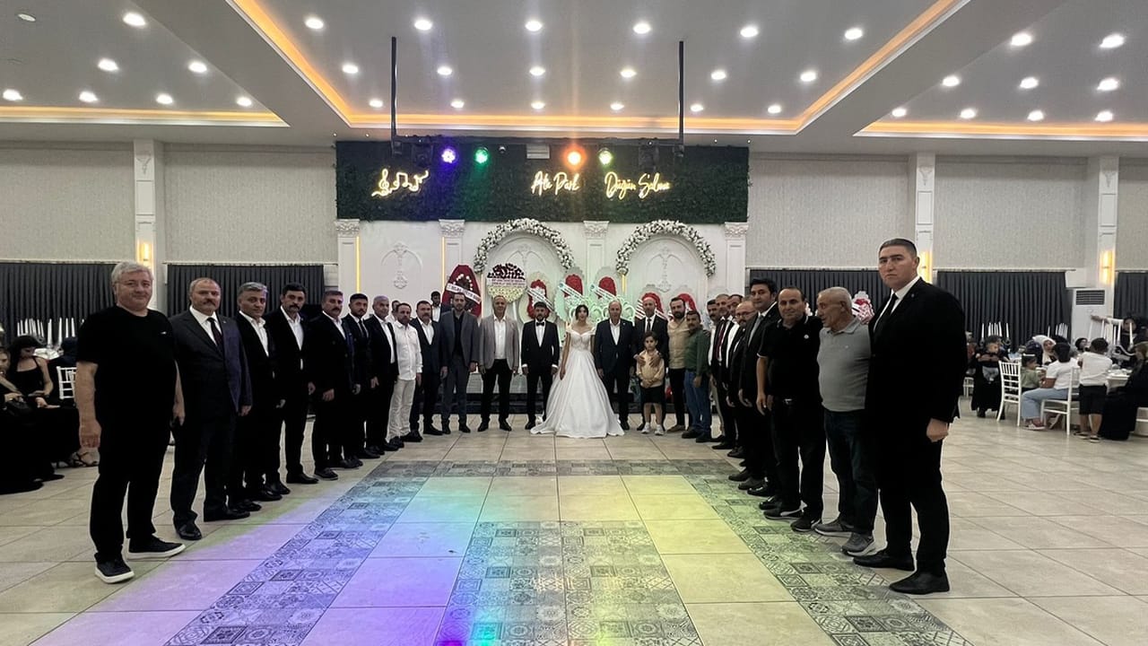 Alaca Haber, Hatice & Şerif Arslan ve Fatma &Bülent Özdemir çiftini kutlar, Zeynep & Samet çiftini ise tebrik ederek, bir ömür mutluluklar diler.