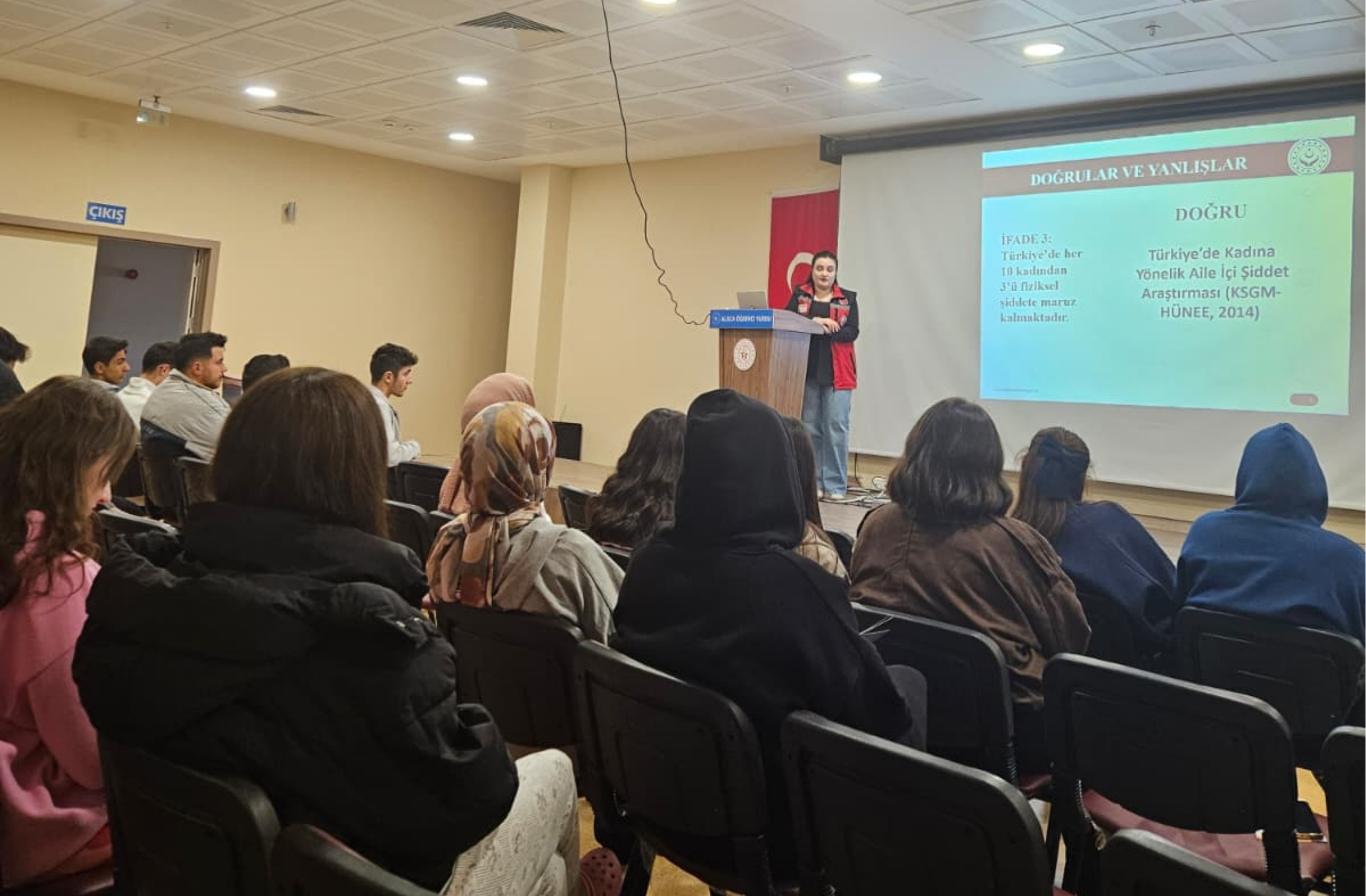 Alaca Öğrenci Yurdunda ‘kadına şiddetle mücadele’ konferansı düzenlendi