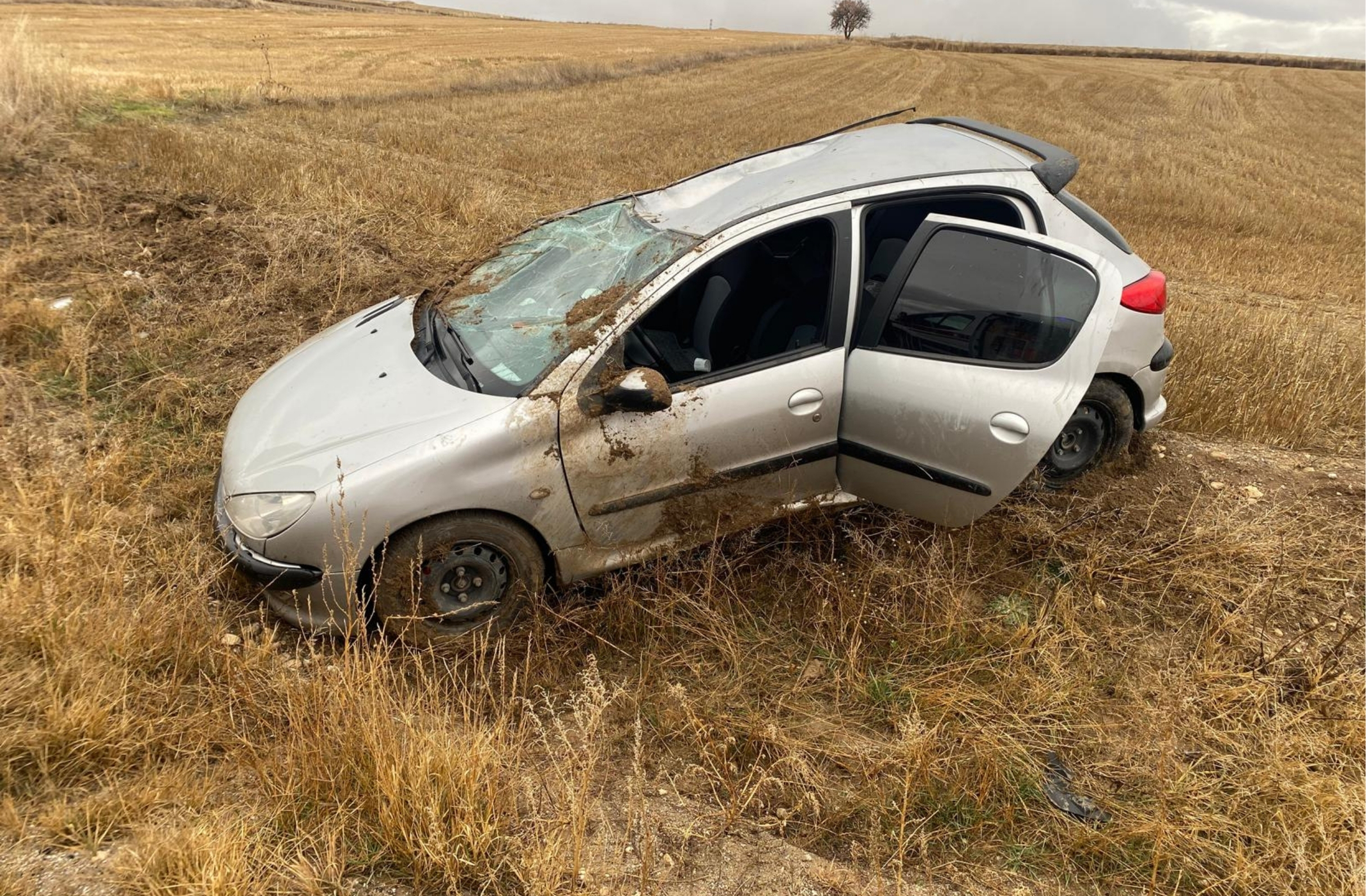 Alaca’da kontrolden çıkan araç tarlaya devrildi: 1 yaralı