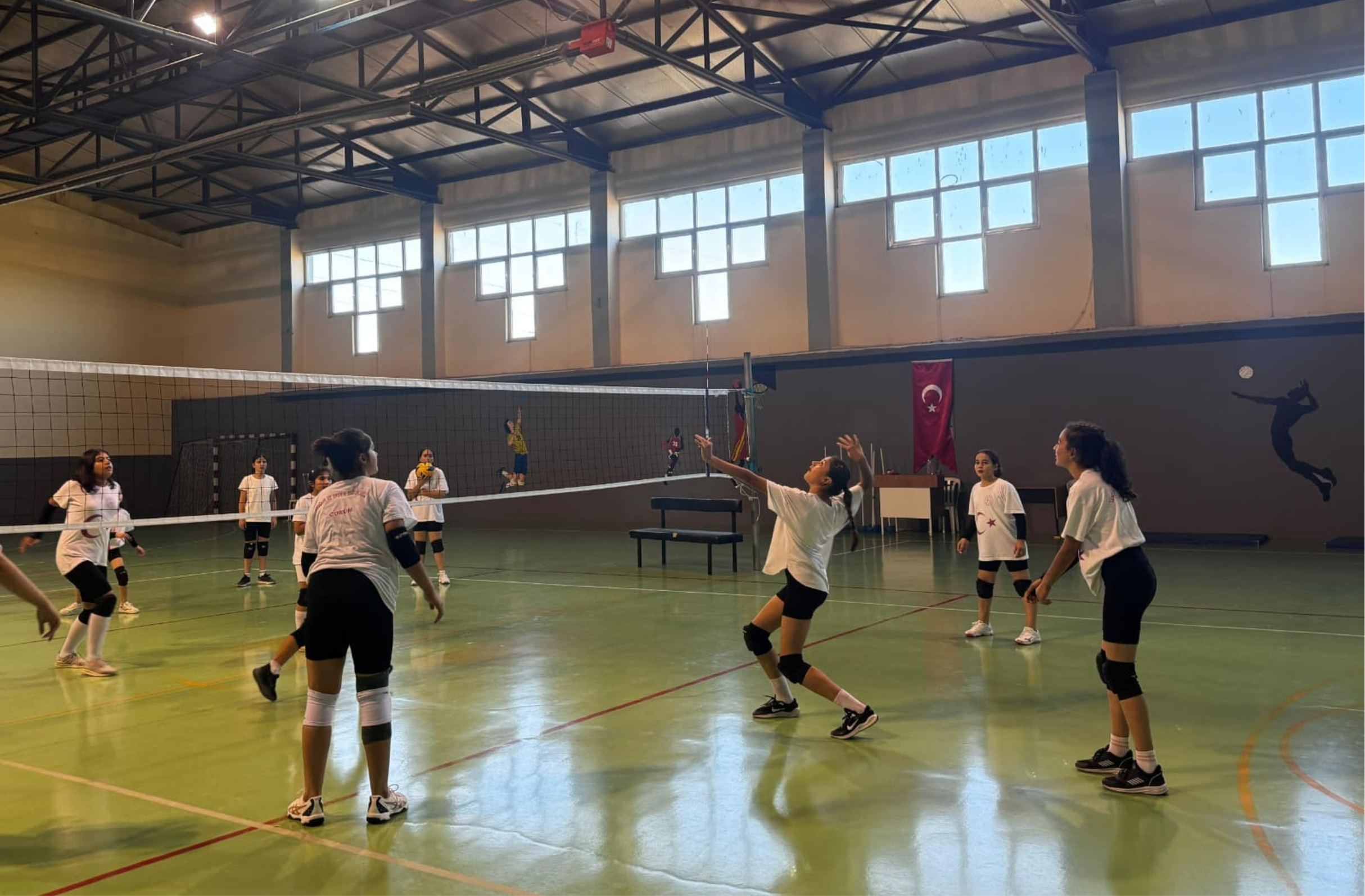 Alaca’da minik sultanlar voleybol takımı şampiyonluk için hazırlanıyor