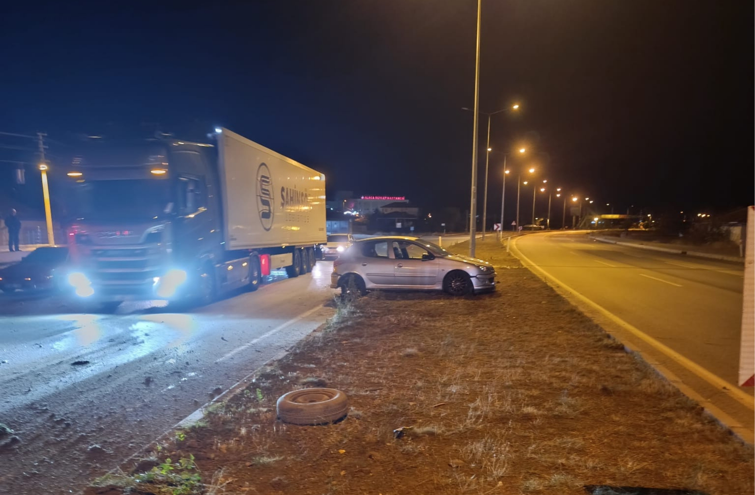 ALACA’DA OTOMOBİL REFÜJE ÇIKTI: 2 YARALI