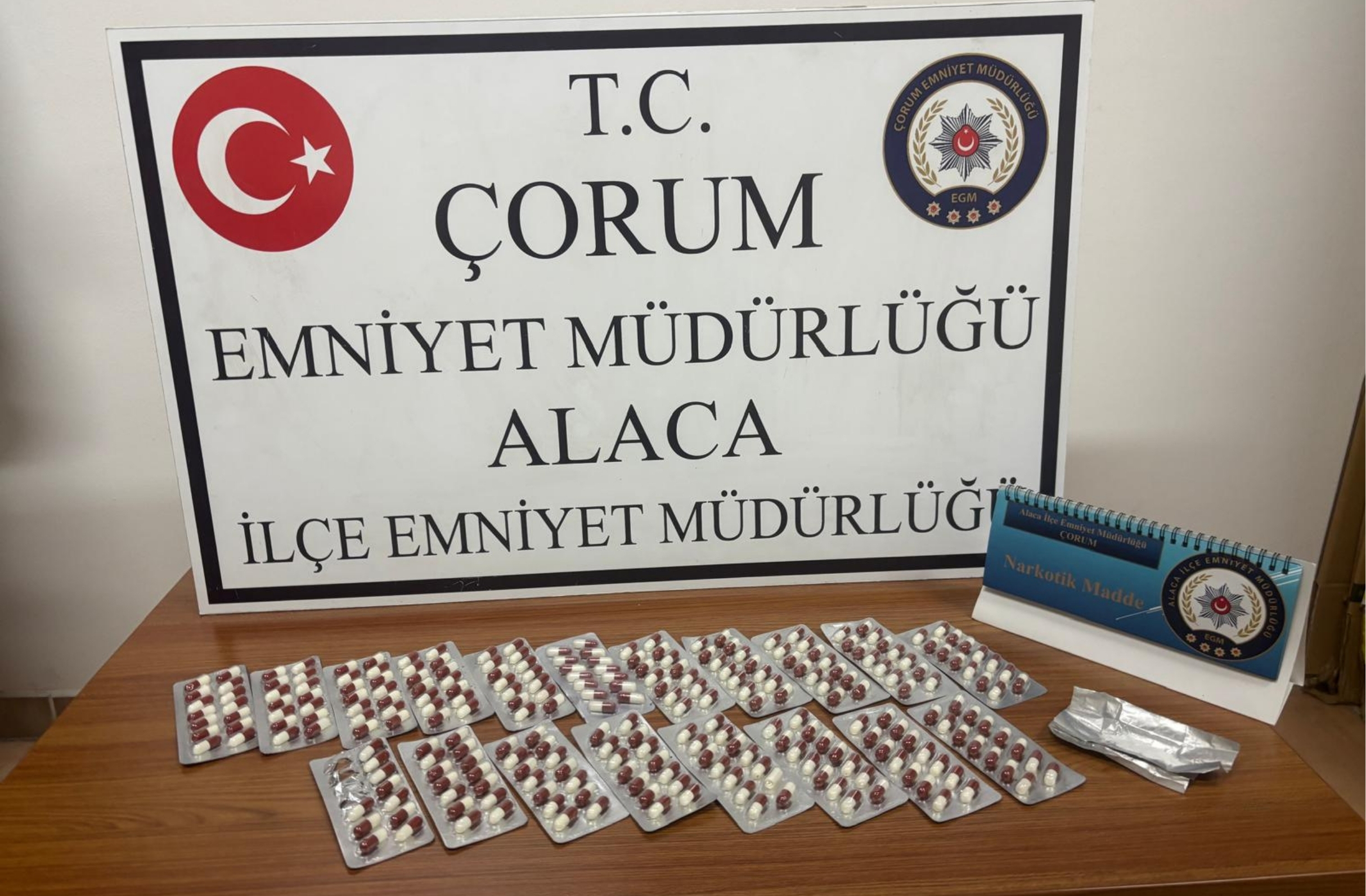 Alaca’da polis ekipleri 266 adet sentetik ecza ele geçirildi