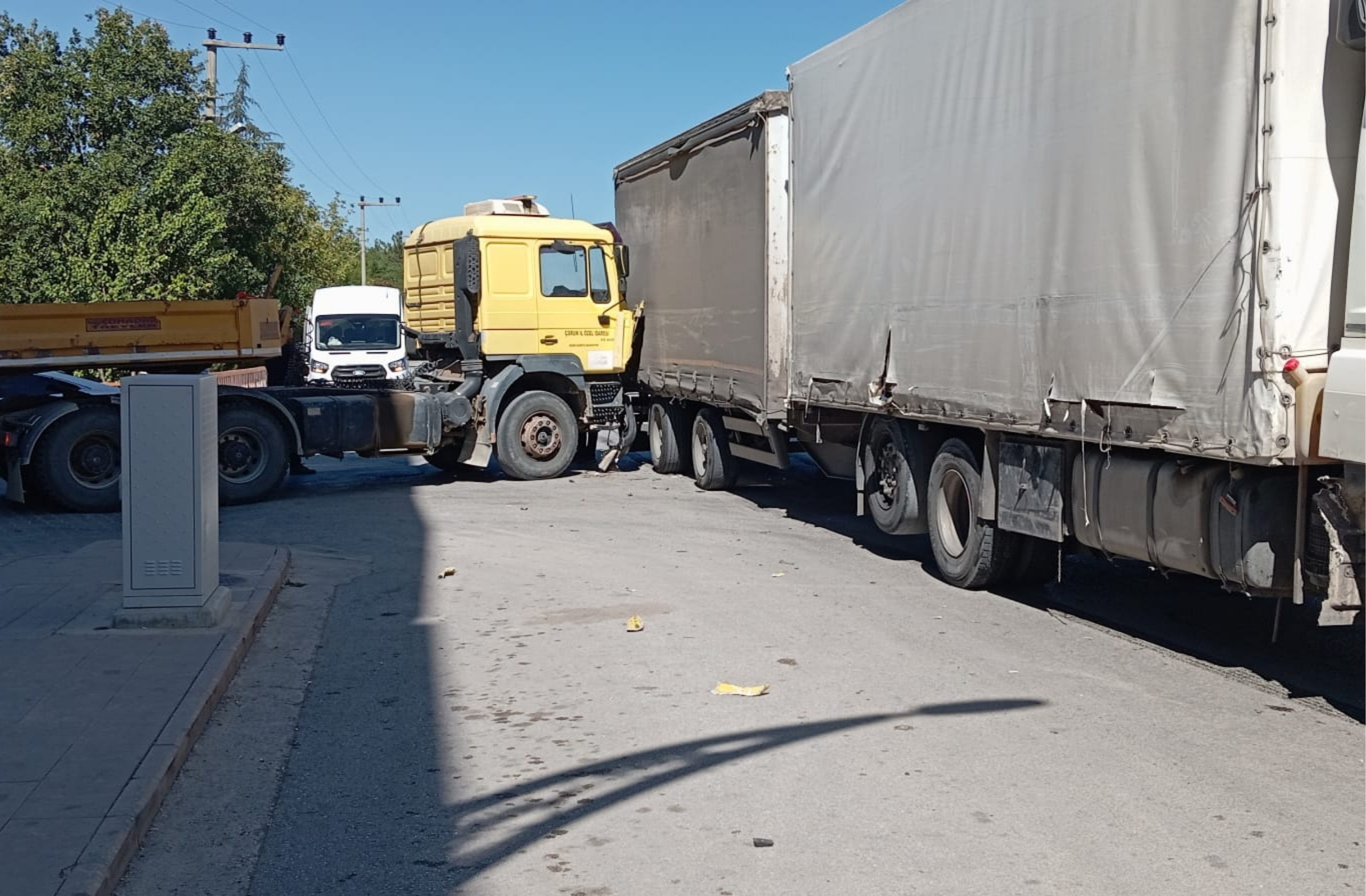 Alaca'da tır kazası: Araçlarda maddi hasar meydana geldi