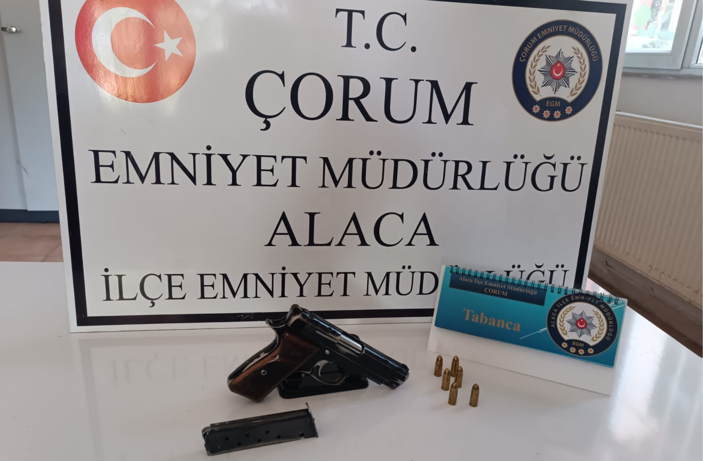 Alaca’da asayiş uygulamasında ruhsatsız silah ele geçirildi