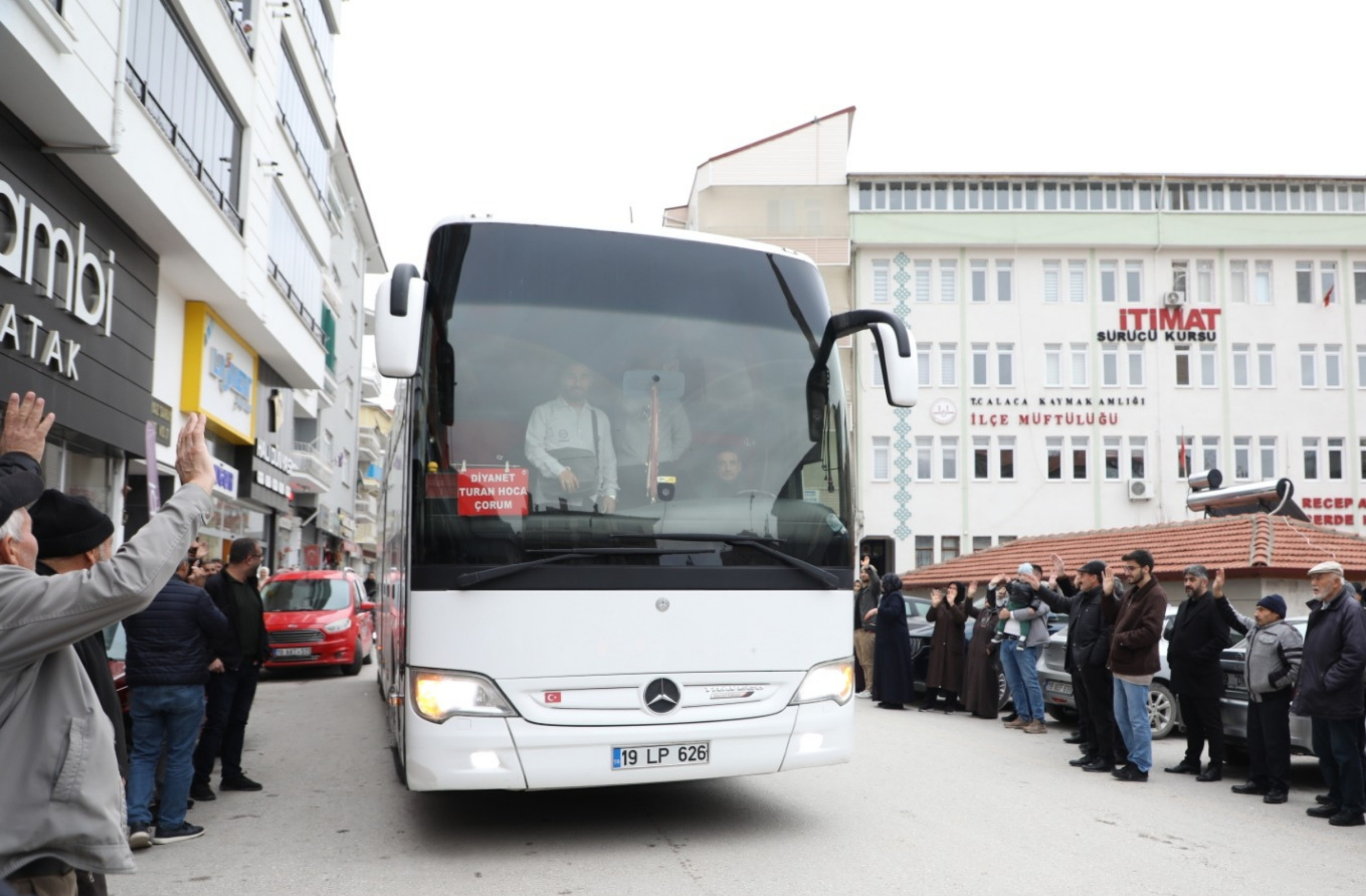Alaca’da umre yolcuları dualar eşliğinde uğurlandı