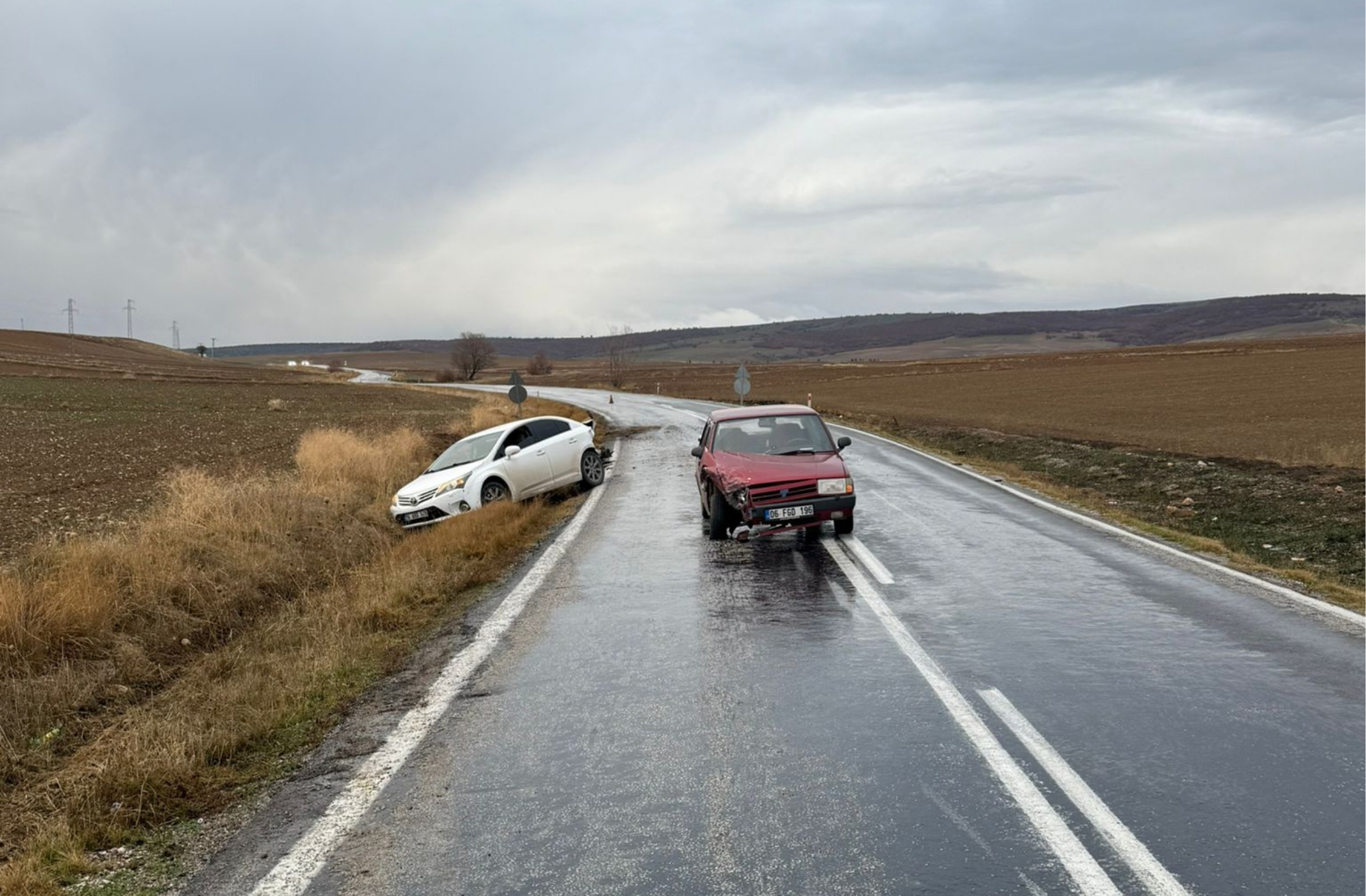 Alaca’da yardım için duran araca başka otomobil çarptı