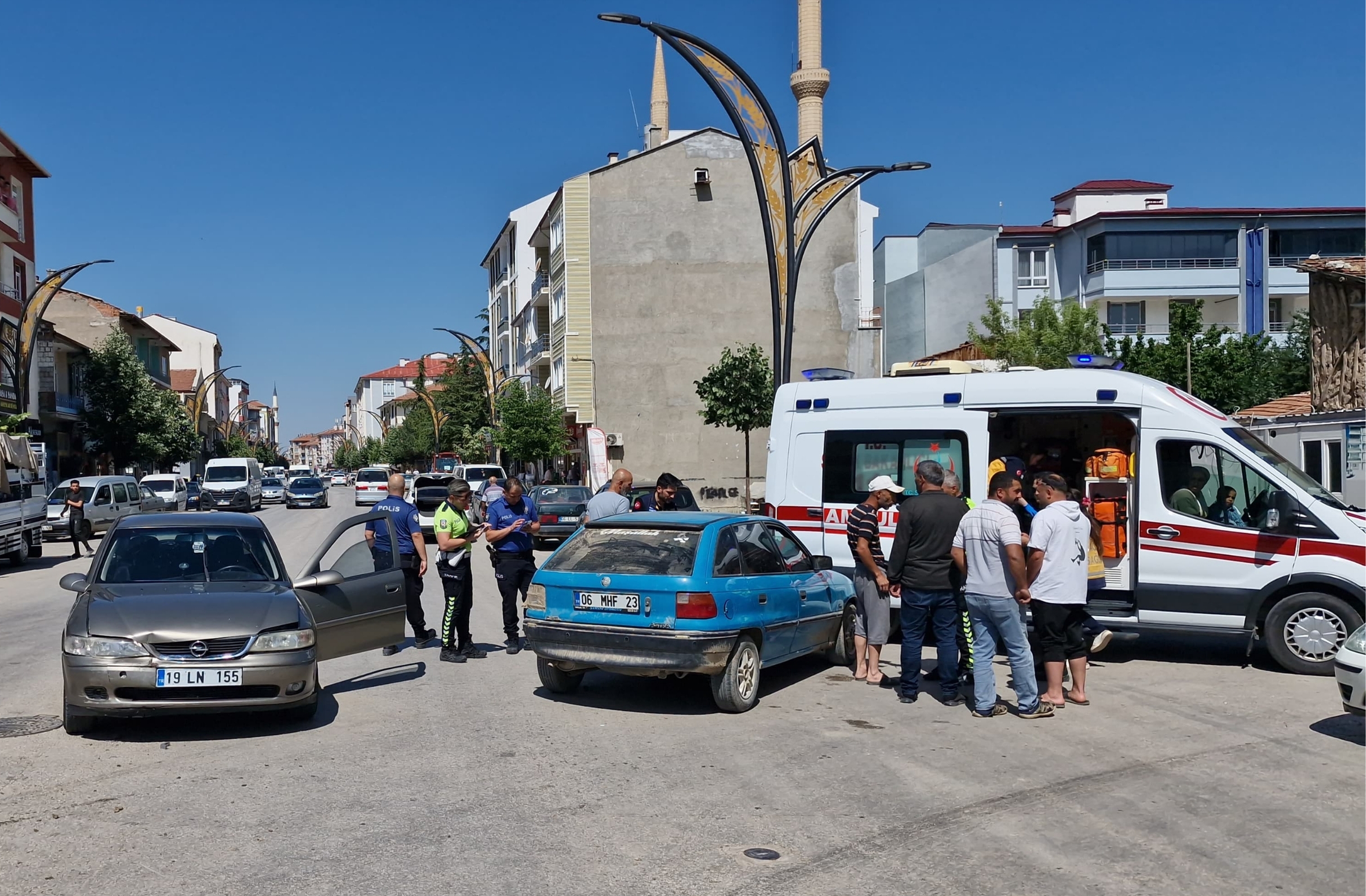 Alaca’da Zile Caddesi üzerinde trafik kazası: 3 kişi yaralandı