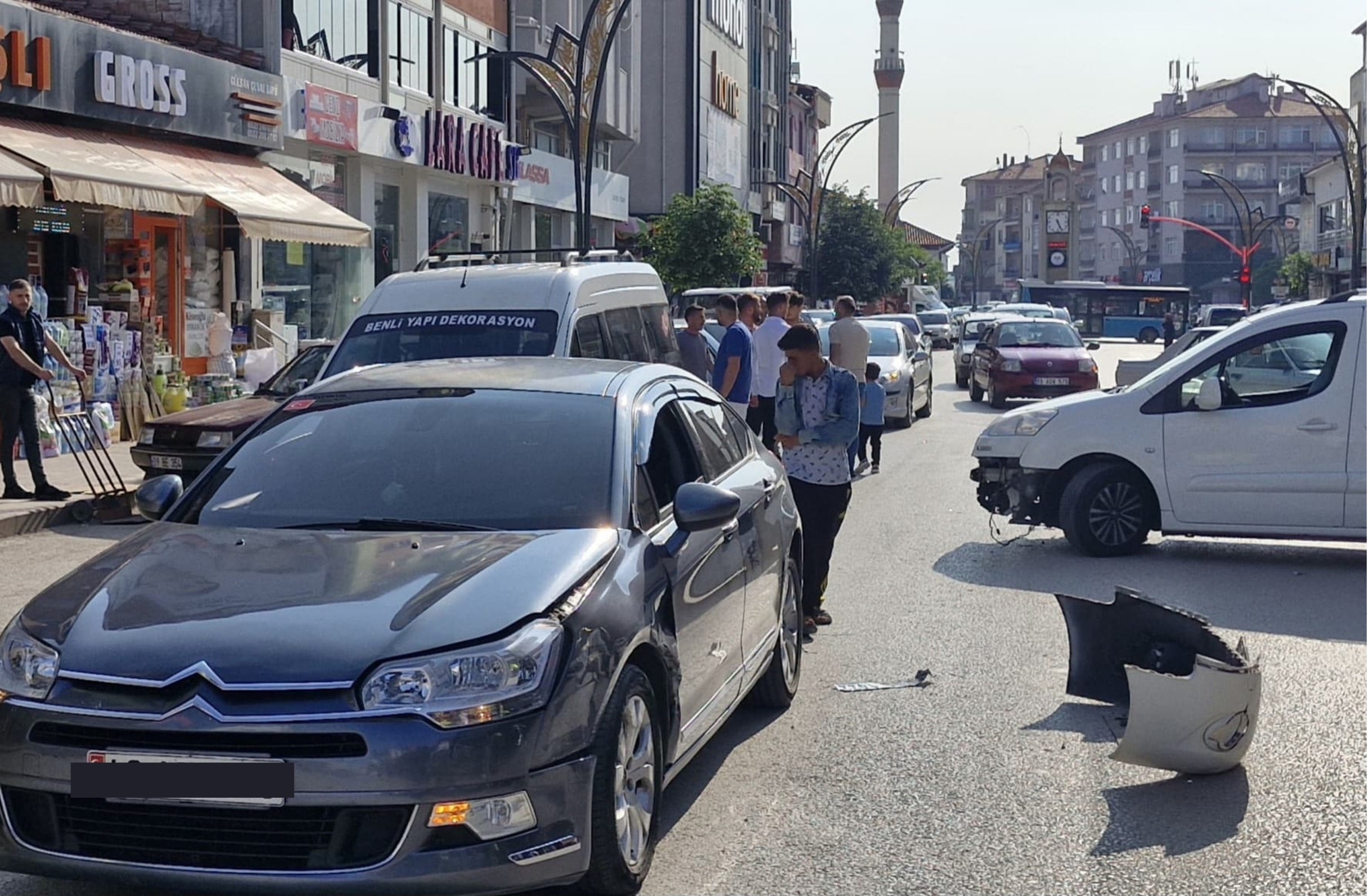 Alaca'da zincirleme kaza: üç araç çarpıştı, güvenlik kameraları kaydetti