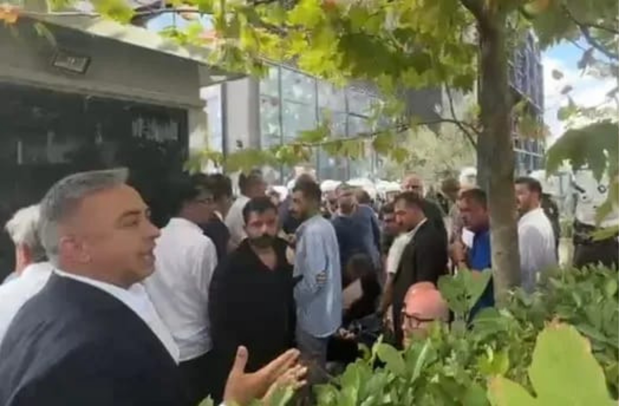 CHP Çorum Milletvekili Tahtasız, İstanbul İl Başkanlığı’nda Polise sandalye fırlattı