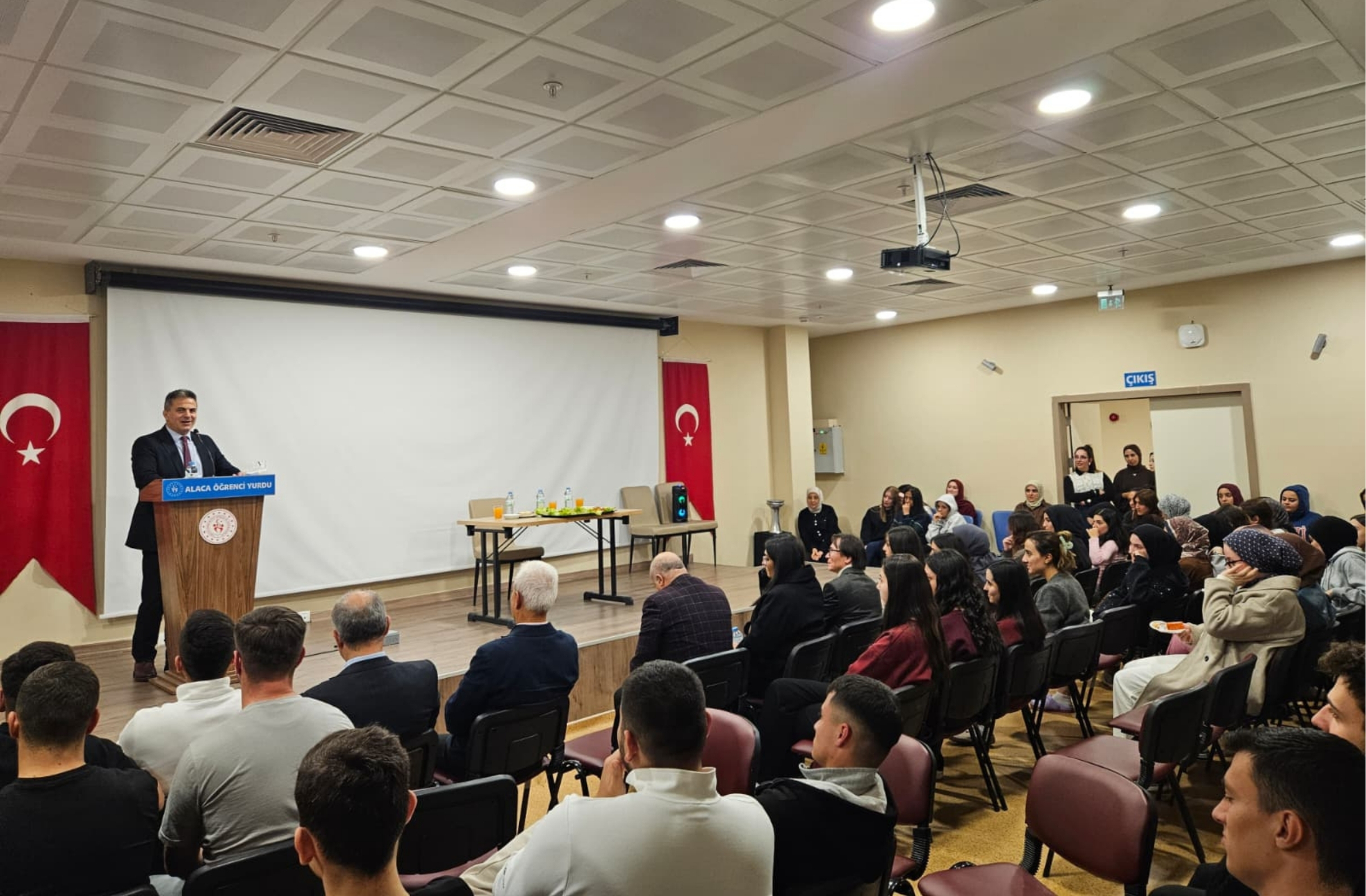 Gençlik ve Spor İl Müdürü Demirkıran Alaca Yurdu’nda öğrencilerle buluştu