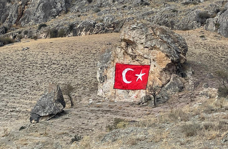 Hışır Köyü'nde Türk Bayrağı’nı kayanın üzerine işlediler