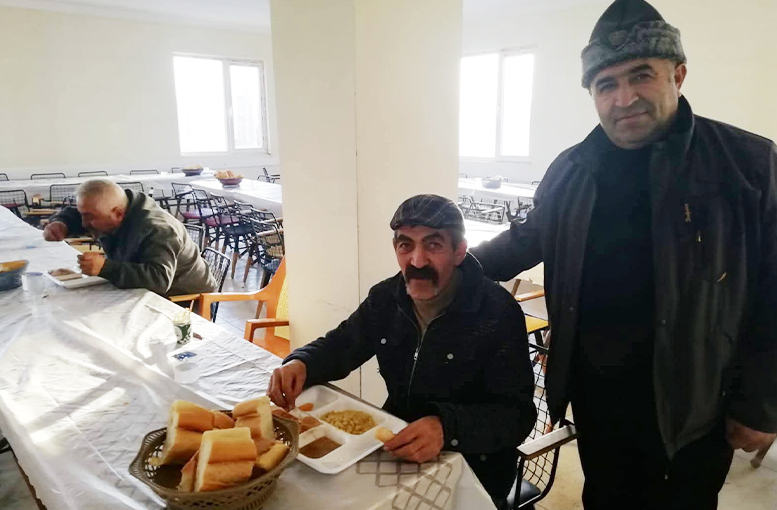 İSMAİLLİ KÖYÜ'NDE CENAZEDE PİDE İŞİ KALKTI! MUHTAR ÖNCÜ OLDU KÖY DERNEĞİ ÜCRETSİZ YEMEK VERİYOR!