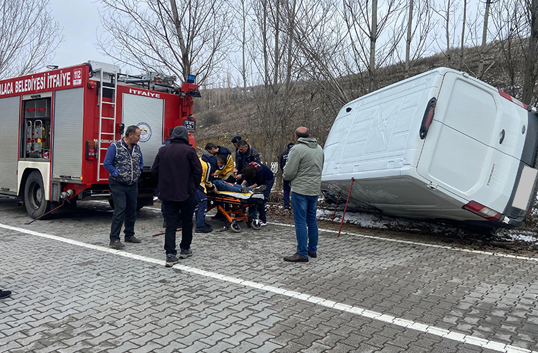 Alacahöyük'te kontrolden çıkan otomobil ağaçlara çarptı: 1 yaralı