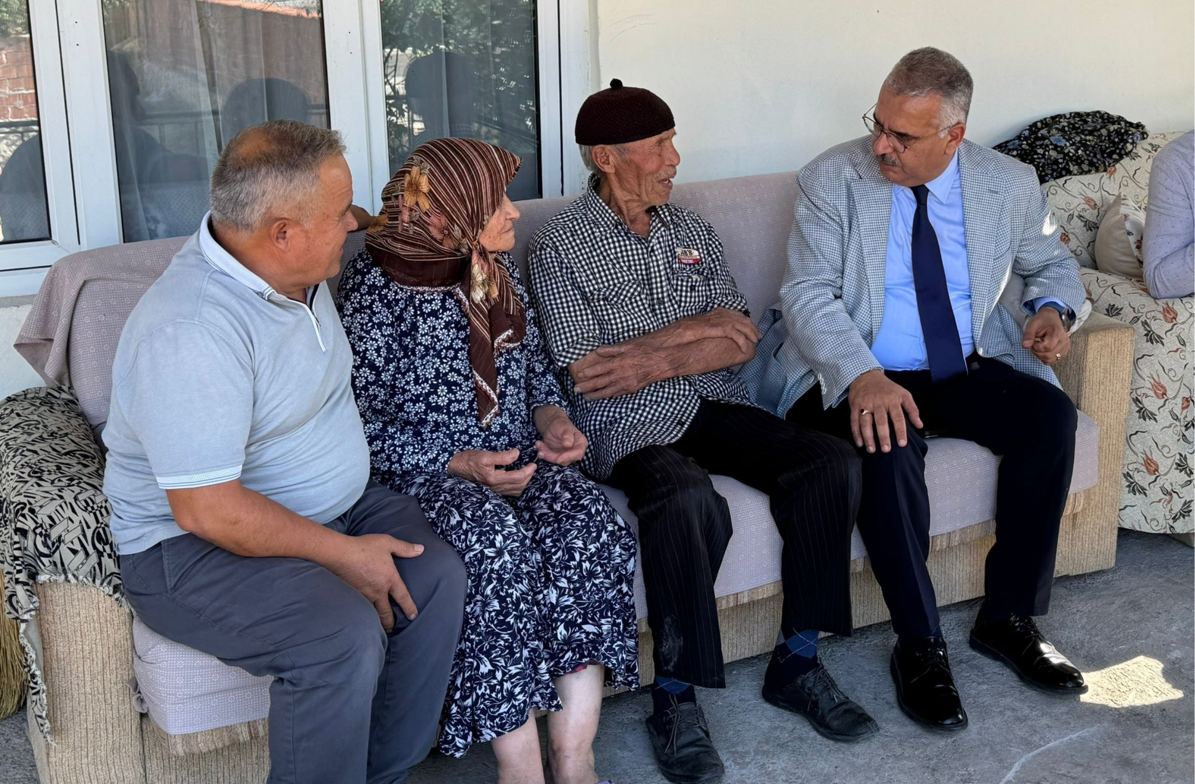 Milletvekili Ahlatcı’dan Ahilyas Köyü’nde çıkan yangın sonrası Bekçi Ailesi'ne geçmiş olsun ziyareti