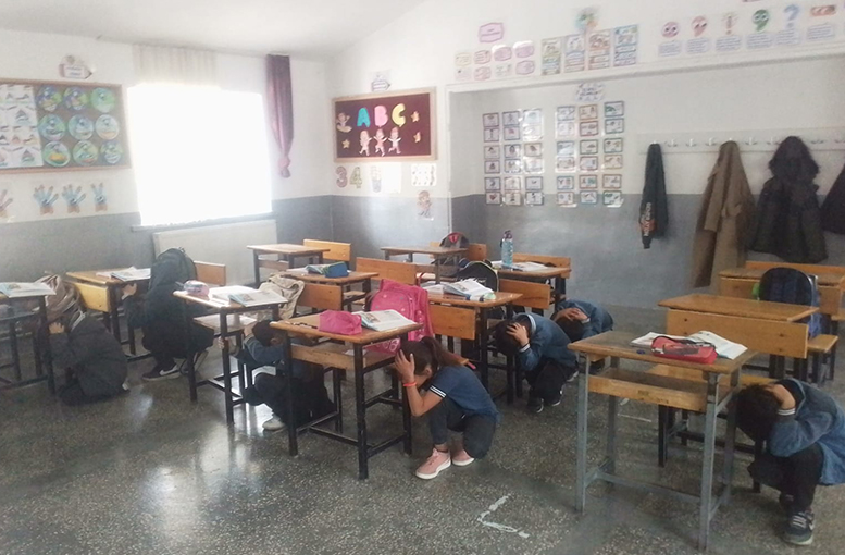 Okullarda Eş Zamanlı Afet Tatbikatı Gerçekleştirildi