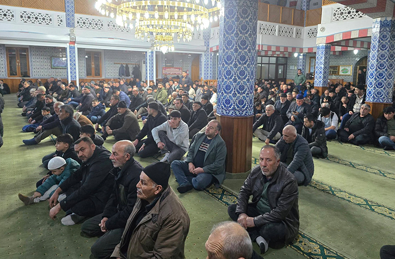 Sebilullah Camii’nde Berat Kandili Coşkusu: Eller Semaya Kalktı