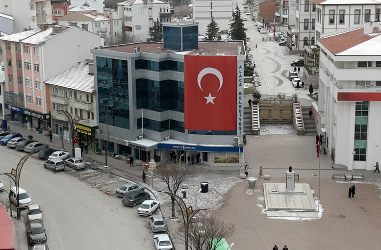 Sınırdaki provokasyona Alaca Belediyesi sessiz kalmadı: "Bayrak inmez"