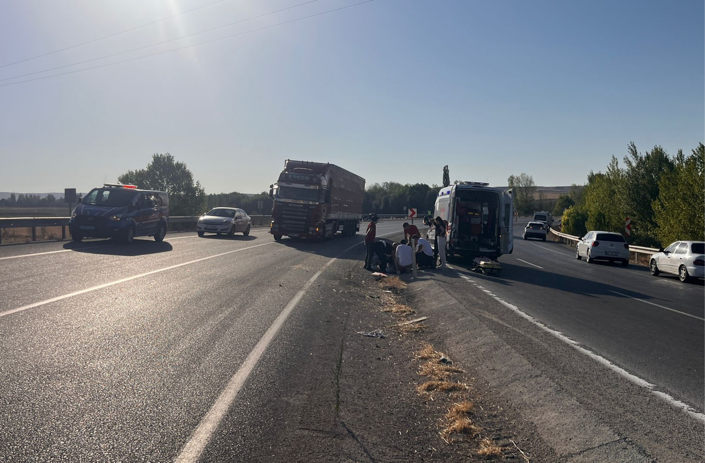 Yozgat’tan Alaca’ya seyreden motosiklet devrildi: 1 yaralı