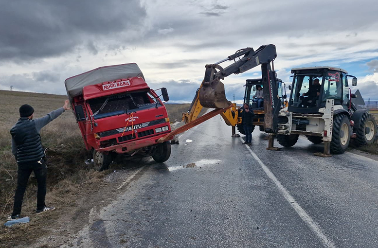 Zile-Alaca yolunda kamyonet şarampole devrildi