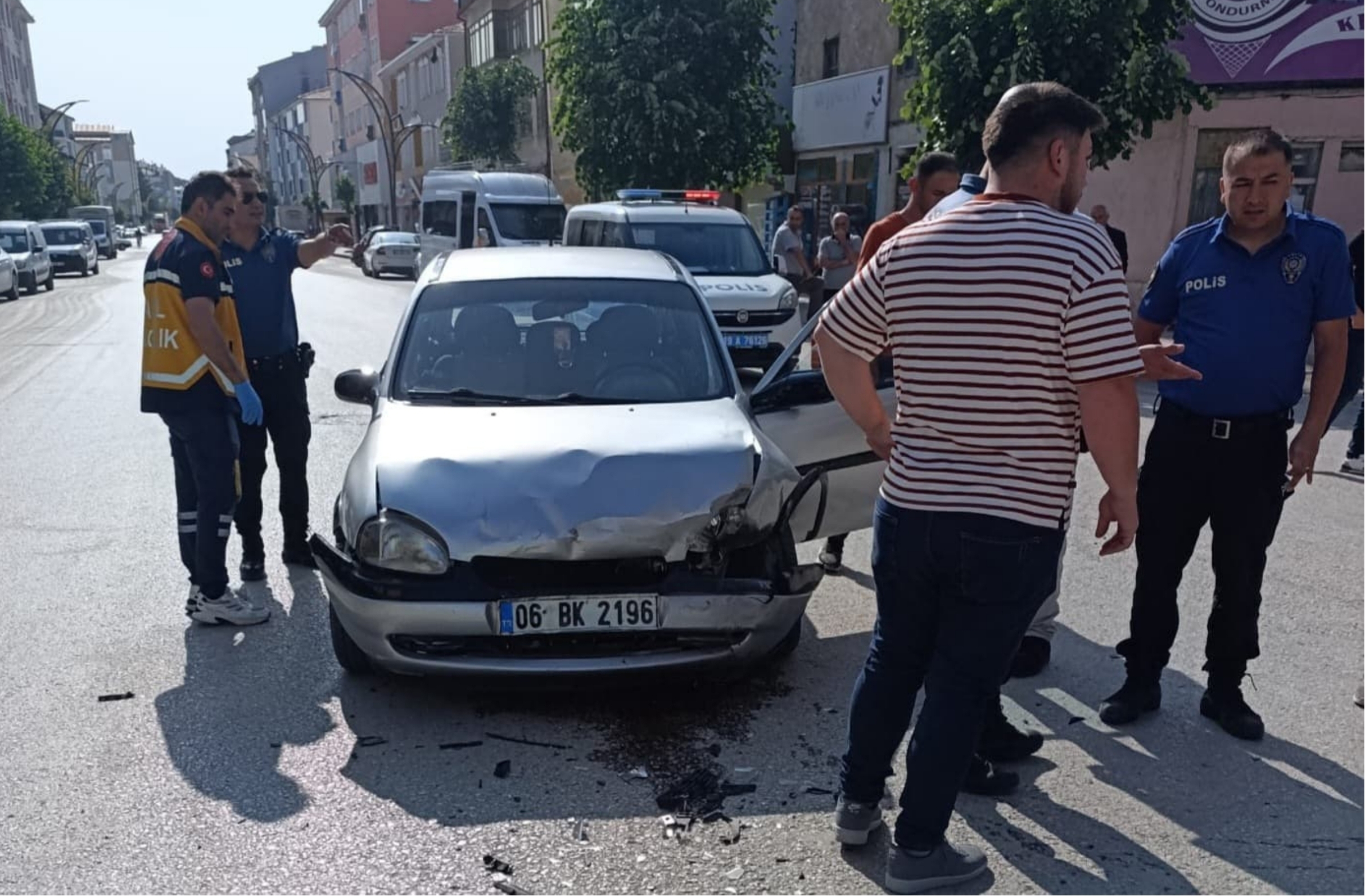 Alaca’da trafik kazası: araçlar kafa kafaya çarpıştı, 3 yaralı